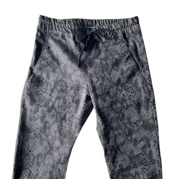 Bevy Flog Shely Women’s Sz 26 Black Gray Python Snake Pull On Pants - Picture 4 of 9